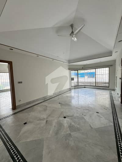 F7 666 SQY Excellent House 7 Bedrooms Air Conditioning installed Top Location Big Cars parking Space Close End Street Peace Full Environmental