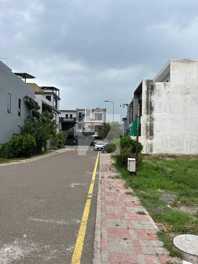 5 MARLA NEXT TO CORNER PLOT AVAILABLE FOR SALE
