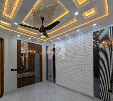 A Spacious Near to Park 5 Marla House In Park View City