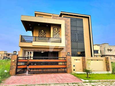 بحریہ ٹاؤن فیز 8 بحریہ ٹاؤن راولپنڈی,راولپنڈی میں 5 کمروں کا 10 مرلہ مکان 4.1 کروڑ میں برائے فروخت۔