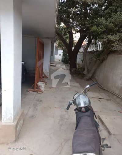 818 Sq Yards Old House For Sale