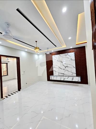 10 Marla Tile Flooring Upper Portion With Servant Quarter - Gas Electric Boring Parking G-13/2