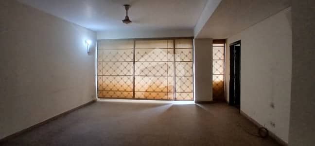 Luxury One Bed Apartment un Furnished Available For Rent in Gulberg Lahore!
