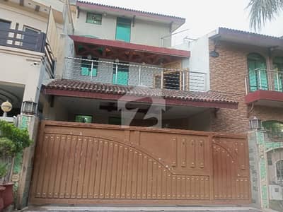 i-8 Beautiful Triple story Triple kichan For Rent.