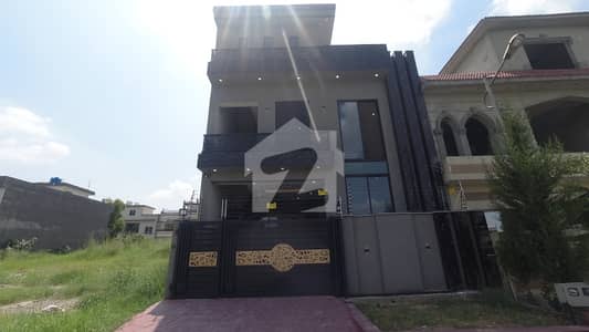 یونیورسٹی ٹاؤن ۔ بلاک اے یونیورسٹی ٹاؤن,اسلام آباد میں 4 کمروں کا 5 مرلہ مکان 2.1 کروڑ میں برائے فروخت۔