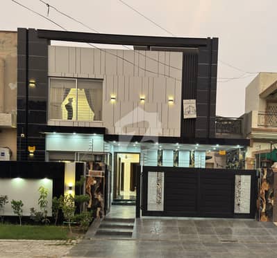 10 Marla hot location house Available Central Park A Block