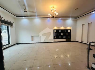 VERY BEAUTIFUL 6.5 MARLA BUNGALOW WITH SERVANT QUARTER AVAILABLE FOR RENT
