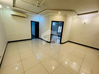 ایف ۔ 8 اسلام آباد میں 4 کمروں کا 1 کنال مکان 5.3 لاکھ میں کرایہ پر دستیاب ہے۔
