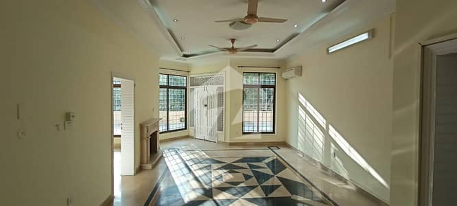 F-8 Livable House CDA Transfer 5 Beds facing West Investor Rate