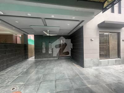 ڈیوائن گارڈنز ۔ بلاک سی ڈیوائن گارڈنز,لاہور میں 3 کمروں کا 8 مرلہ مکان 3.5 کروڑ میں برائے فروخت۔