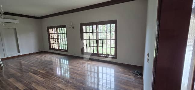 1000yard Bunglow on premium side of Dha phase 6 is available for Sale