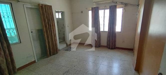 400 YARDS FIRST FLOOR 3 BED D/D CORNER WEST OPEN