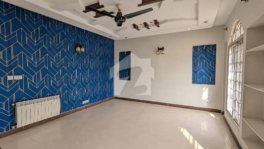 FOR RENT Fully Renovated 8-Bedroms Triple Storey House & Extra Lawn + Pool E_11/2