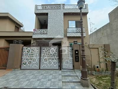 لیک سٹی رائیونڈ روڈ,لاہور میں 5 کمروں کا 8 مرلہ مکان 3.03 کروڑ میں برائے فروخت۔