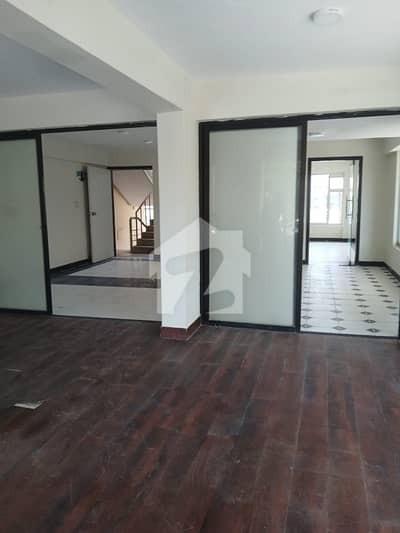 ڈی ایچ اے فیز 5 ڈی ایچ اے ڈیفینس,کراچی میں 9 مرلہ Studio دفتر 2.95 لاکھ میں کرایہ پر دستیاب ہے۔