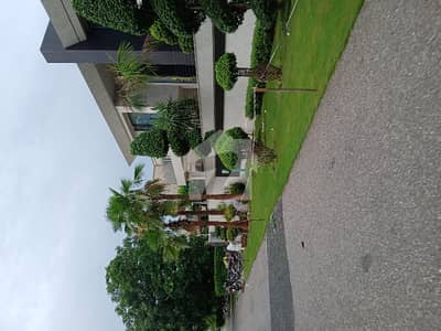 2kanal Prime location plot For Premium environment living, 70fet road, Drict access from 160fet road