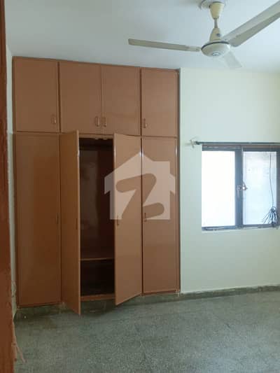 G11PHA FLAT FOR RENT 1ST FLOOR PRIME LOCTION .
