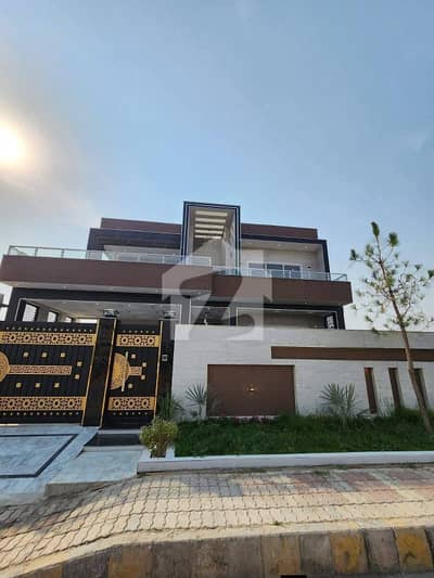 10 Marla Modern Facing Park Hot Location House Available For Sale In Bahria Town Lahore.
