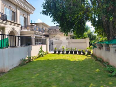 آئی ۔ 8 اسلام آباد میں 5 کمروں کا 1 کنال مکان 3.7 لاکھ میں کرایہ پر دستیاب ہے۔