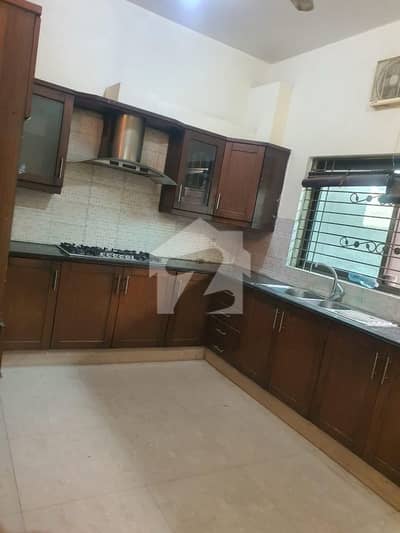 1 KANAL 3 BEDROOM UPER PORTION AVAILABLE FOR RENT