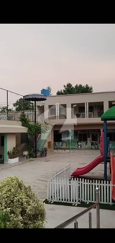 "Property school ke liye perfect hai. Building achi location par hai aur area mein pehle bhi school chalta raha hai. Total 3435 kamre hain aur tamam rooms theek haal mein hain. Mohalle mein bhi sab facilities mojood hain. "