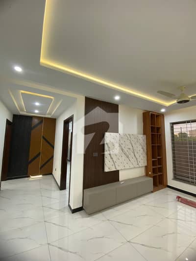 500sq yd Luxury Villa FOR SALE. 2km from Entrance of BTK. 6 Bed DDL 2 Kitchens