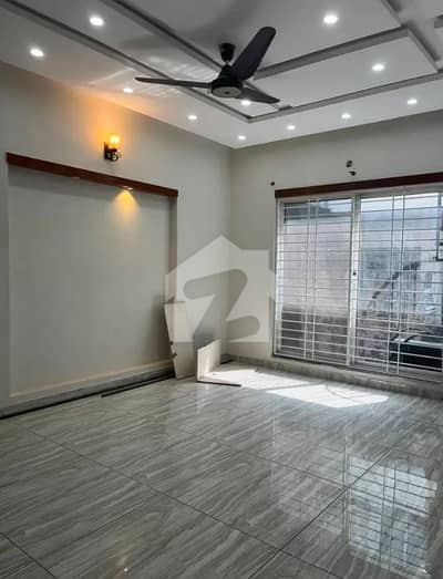 10 Marla Upper Portion For Rent in Phase 8 Bahria town