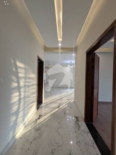 10 MARLA 3 BEDROOM APARTMENT AVAILABLE FOR RENT
