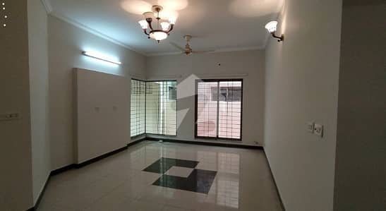 10 MARLA 3 BEDROOM HOUSE AVAILABLE FOR RENT 10 MARLA 3 BEDROOM HOUSE AVAILABLE FOR RENT
