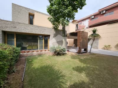 1777 SQUARE YARDS CORNER OF HOUSE AT BEST LOCATION FOR SALE