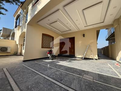 10Marla Fully furnished house up for rent Walking distance from Park, Mosque