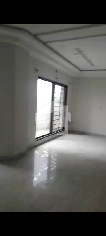 عسکری 6 پشاور میں 4 کمروں کا 14 مرلہ فلیٹ 3.6 کروڑ میں برائے فروخت۔