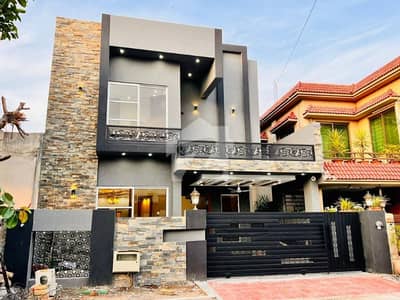 10 Marla Prime Most Location House On Rent With Walking Distance To Masjid/Park & Commercial.