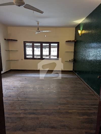 400 Yards First Floor 3 Bed dd West open well Maintain