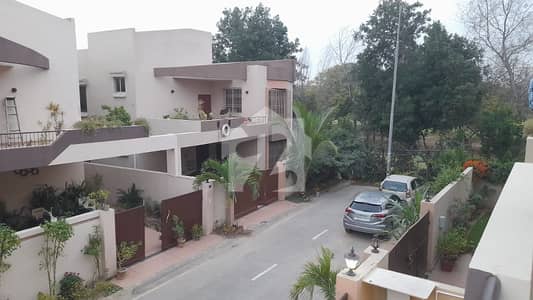 350 Yard Conner Good Location House 5 Bed With Servant Quarter
