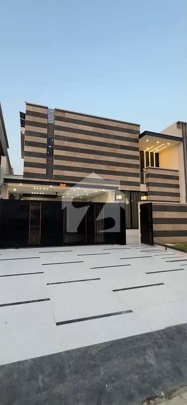 Designer & Luxury House For Sale In B-17.