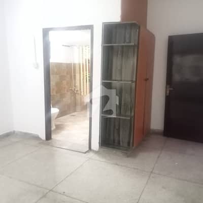 IQBAL TOWN : 10 MARLA UPPER INDEPENDENT PORTION FOR RENT