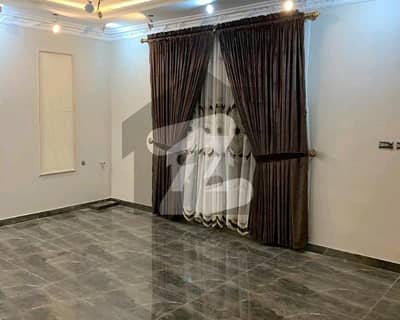 خیابانِ گارڈنز فیصل آباد میں 5 کمروں کا 1 کنال مکان 8.5 کروڑ میں برائے فروخت۔
