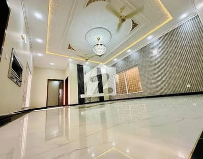 ای ایم ای سوسائٹی لاہور میں 5 کمروں کا 1 کنال مکان 8.5 کروڑ میں برائے فروخت۔ ای ایم ای سوسائٹی لاہور میں 5 کمروں کا 1 کنال مکان 8.5 کروڑ میں برائے فروخت۔
