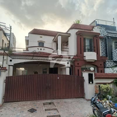 Paragon City 11 Marla House For Rent With Gass