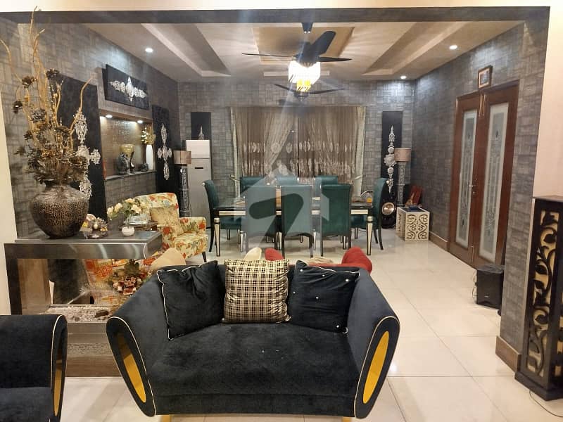 طارق گارڈنز لاہور میں 6 کمروں کا 1 کنال مکان 6.5 کروڑ میں برائے فروخت۔ طارق گارڈنز لاہور میں 6 کمروں کا 1 کنال مکان 6.5 کروڑ میں برائے فروخت۔