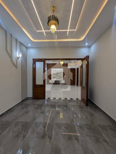 Well Mainted 9.5 Marla House For Sale In Green City