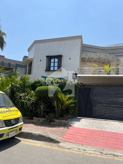 بحریہ ٹاؤن فیز 2 بحریہ ٹاؤن راولپنڈی,راولپنڈی میں 6 کمروں کا 1 کنال مکان 12.0 کروڑ میں برائے فروخت۔