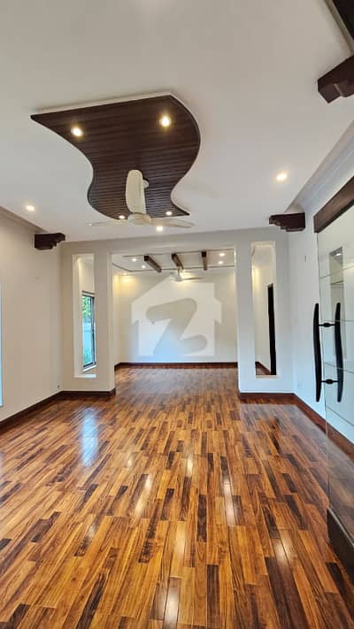 ONE KANAL BEAUTIFULL HOUSE AVAILABLE FOR RENT IN DHA PHASE 3