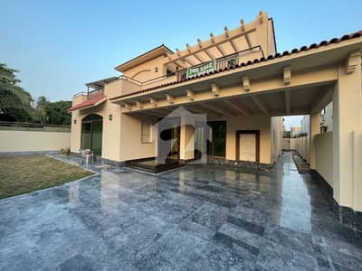ONE KANAL BEAUTIFULL HOUSE AVAILABLE FOR RENT IN DHA PHASE 6