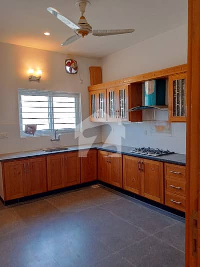 Open 4 Side Basemant For Rent