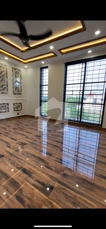 1 Kanal House Available For Sale