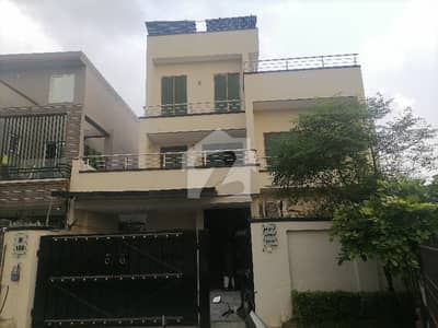Prime Location 10 Marla Upper Portion For Rent In Beautiful Bankers Town