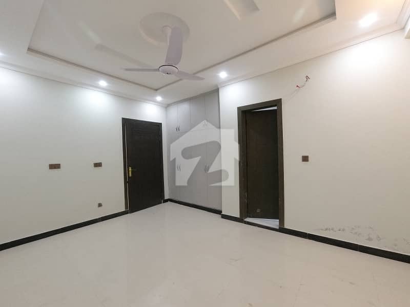 Flat Of 900 Square Feet Available In G-10/2 Flat Of 900 Square Feet Available In G-10/2