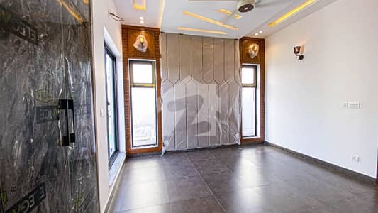 DHA Phase 7 Block T 10 Marla Slighty Used House